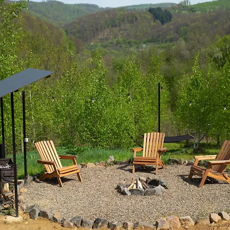 Vakantiehuis Dobrede - будиночки під лісом *